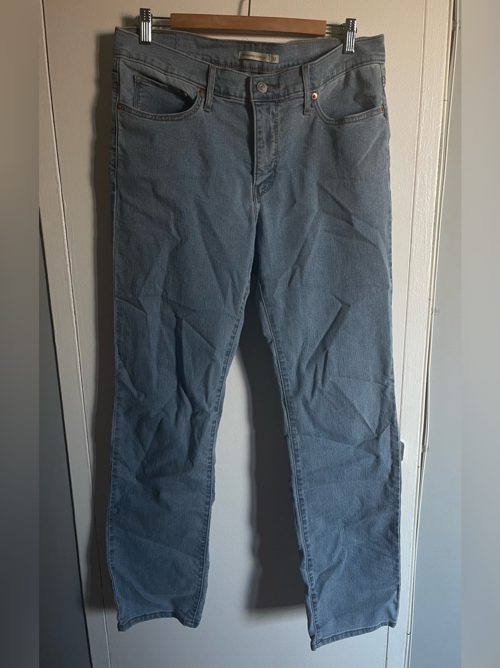New Levi's Women’s Shaping Straight Jeans 32. Mid Rise Size 14